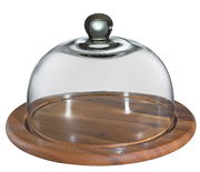 Käseglocke mit Glasdeckel auf Holzplatte, seitliche Perspektive