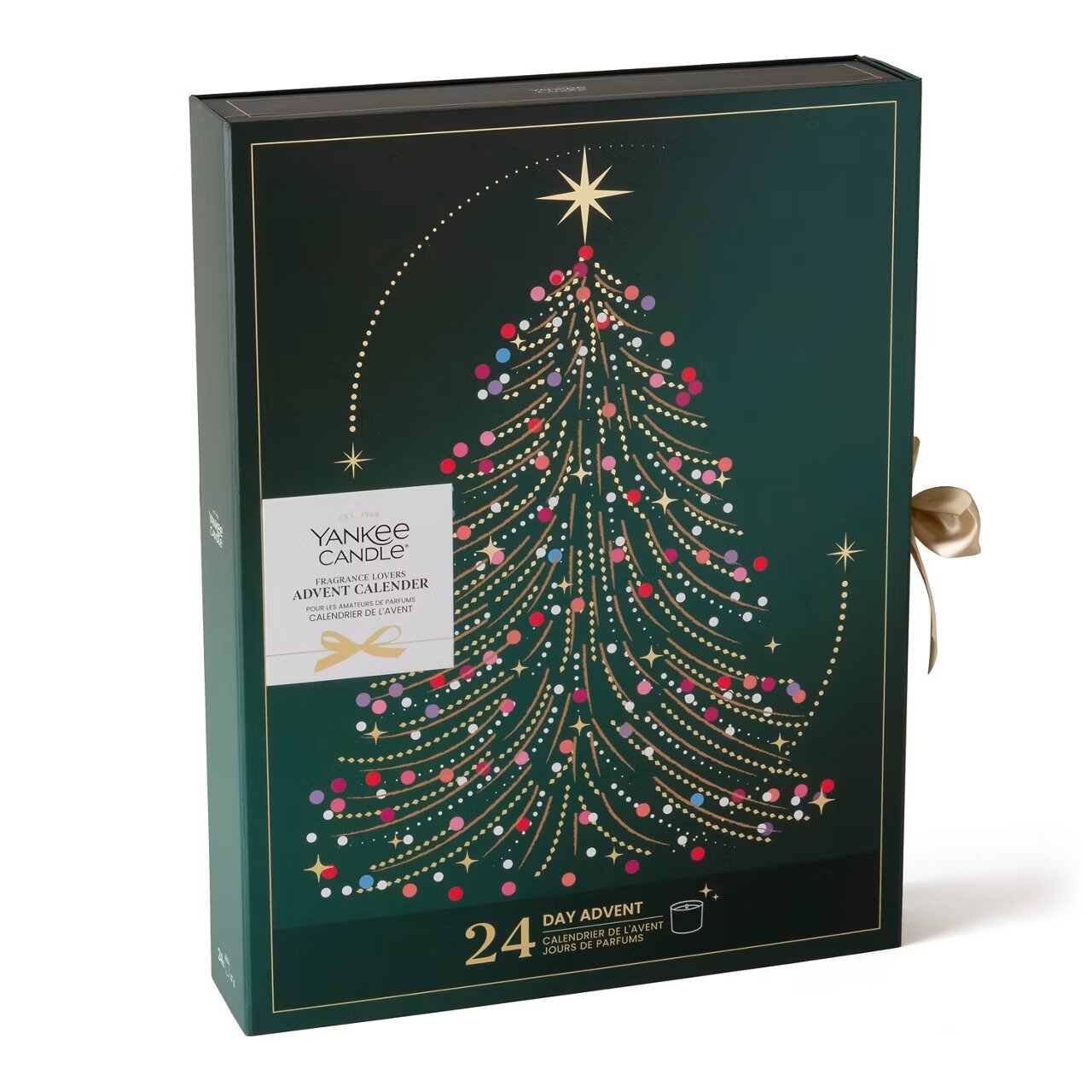 Yankee Candle Adventskalender für Duftliebhaber mit 24 Tagen in dunkelgrüner Geschenkbox, verziert mit einem goldenen Weihnachtsbaum und bunten Kugeln, aus schräger Vorderansicht
