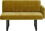 Frontale Ansicht einer modernen, senfgelben Bank mit rechter Armlehne und schwarzen Metallbeinen.