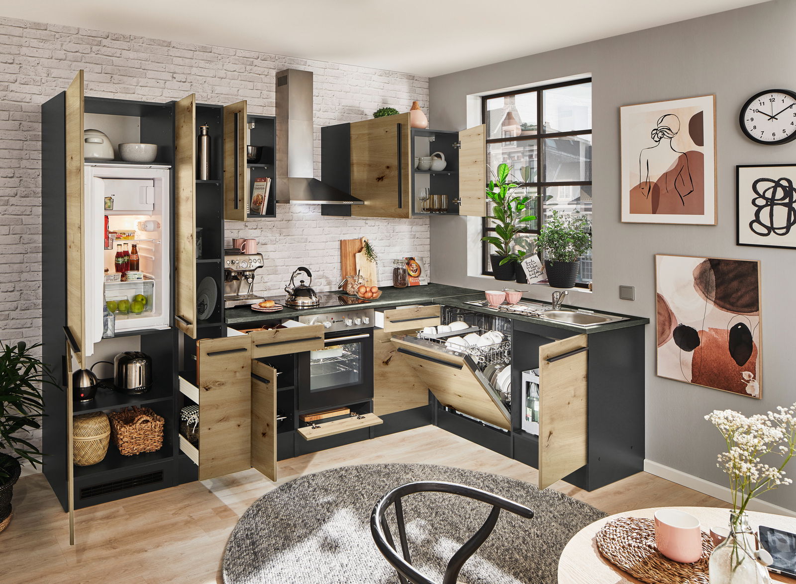 Moderne Küche mit Eckunterschrank, offene Schränke und Geräte, helle Holz- und dunkle Akzente, Blick von vorne.