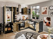 Moderne Küche mit Eckunterschrank, offene Schränke und Geräte, helle Holz- und dunkle Akzente, Blick von vorne.