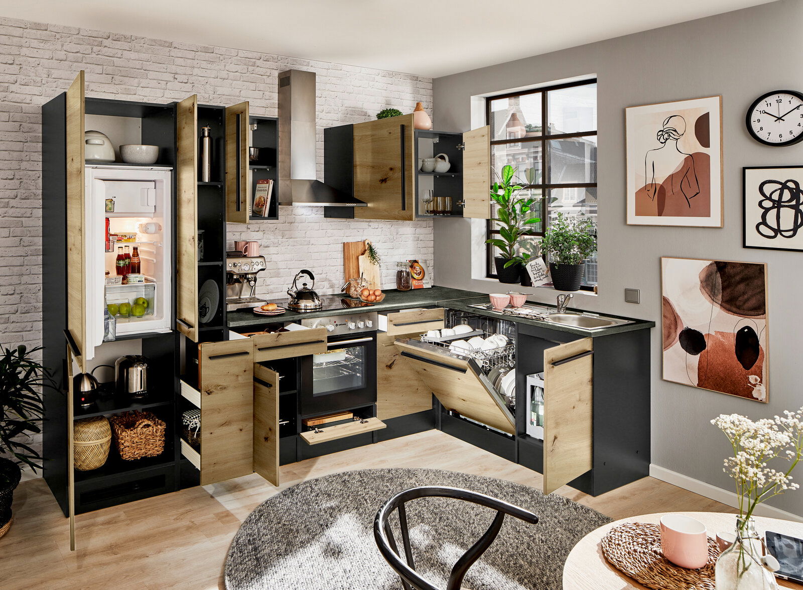 Moderne Küche mit Eckunterschrank, offene Schränke und Geräte, helle Holz- und dunkle Akzente, Blick von vorne.