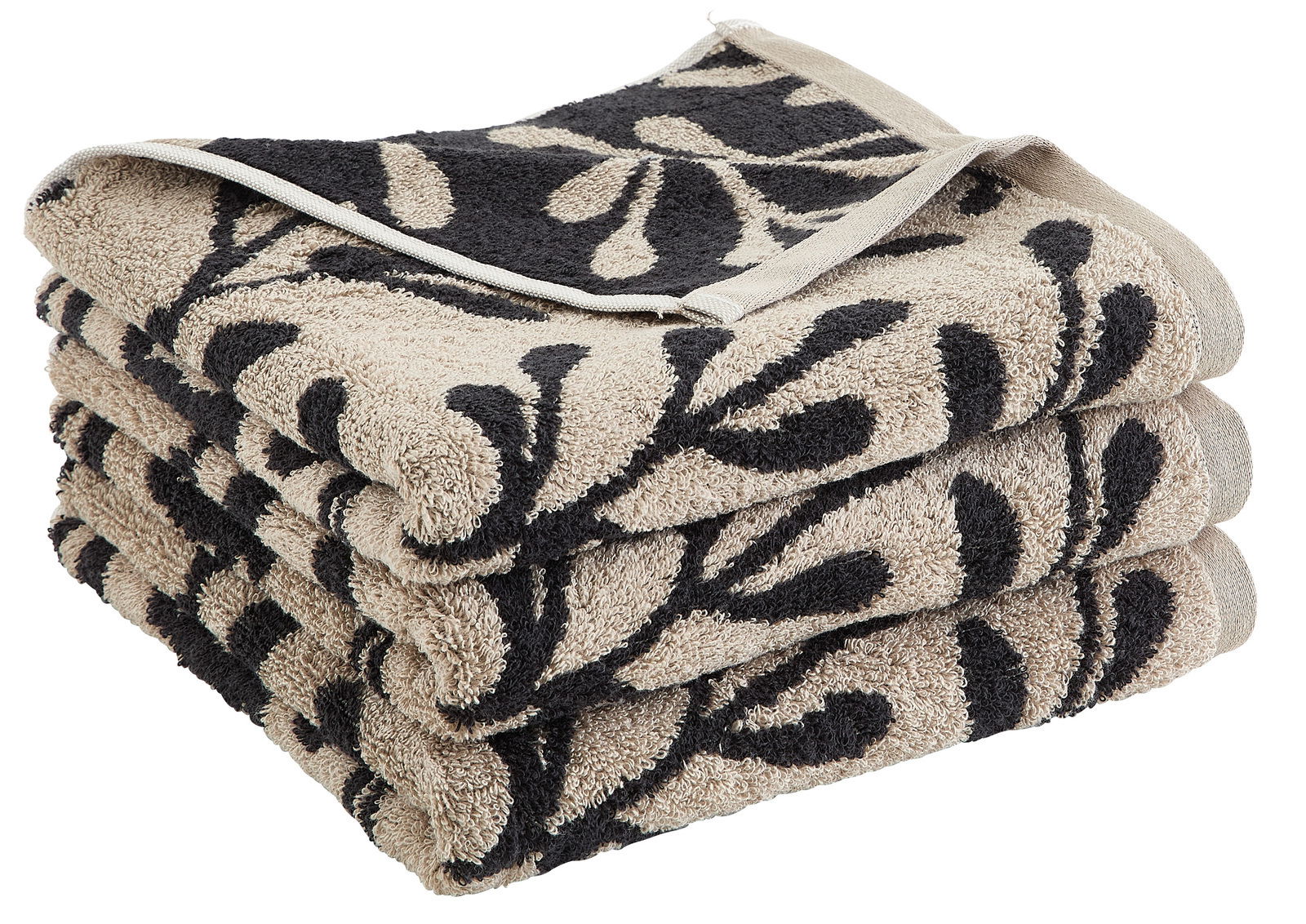 Gestapeltes Handtuch mit schwarzem Blattmuster auf beigem Hintergrund, seitliche Perspektive