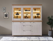 Buffetschrank aus Holz mit Glastüren und integrierter Beleuchtung, frontal fotografiert.