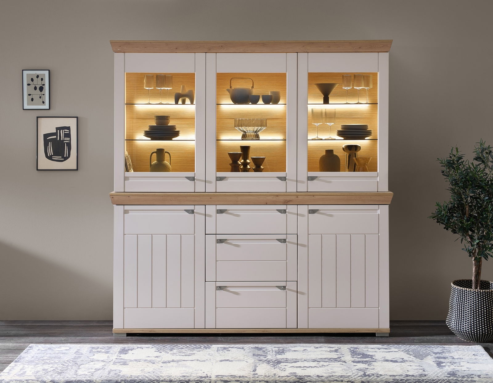 Buffetschrank aus Holz mit Glastüren und integrierter Beleuchtung, frontal fotografiert.