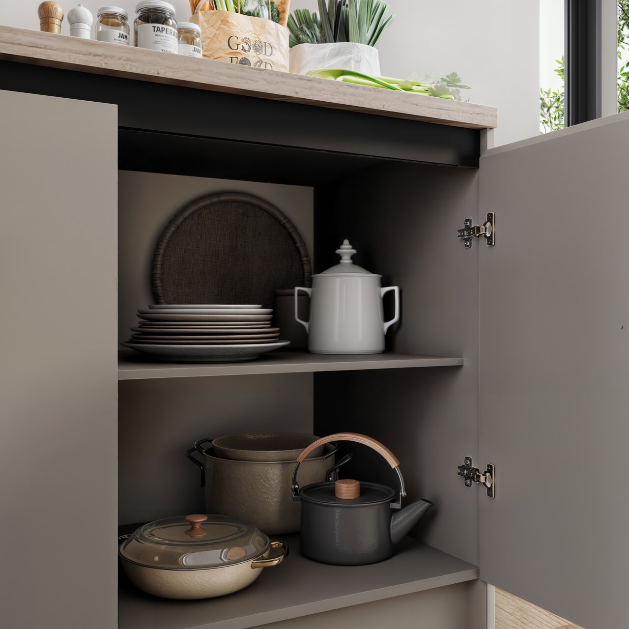 Geöffneter Küchenschrank mit Geschirr und Töpfen, Ansicht von vorne