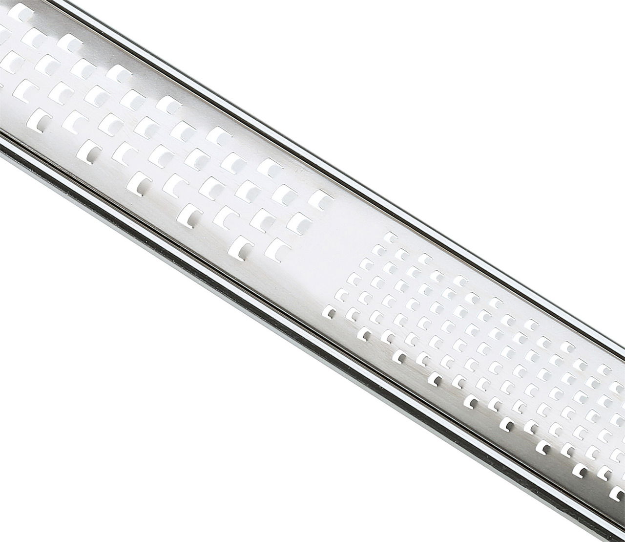 Nahaufnahme einer Edelstahlreibe mit feinen und groben Reibeflächen, diagonale Perspektive.