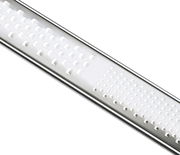 Nahaufnahme einer Edelstahlreibe mit feinen und groben Reibeflächen, diagonale Perspektive.