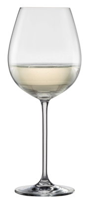 Weinglas mit Weißwein, seitliche Ansicht