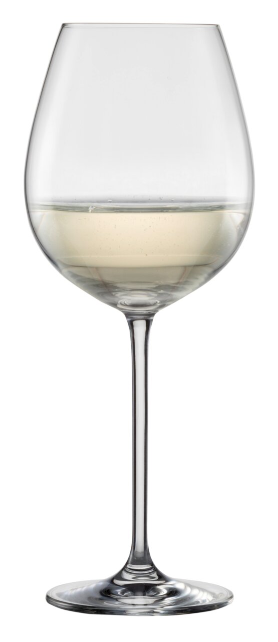 Weinglas mit Weißwein, seitliche Ansicht