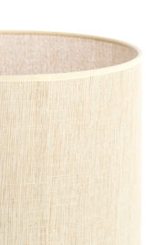 Nahaufnahme eines zylindrischen, beigen Lampenschirms aus strukturiertem Stoff, seitliche Perspektive