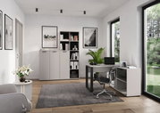Modernes Büro mit Winkelschreibtisch, Aktenschrank und Regal, seitliche Perspektive