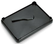 Schwarzer Geschirrabtropfständer aus Kunststoff, von oben betrachtet.