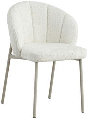 Weißer Armlehnstuhl MARVIN mit weichem Stoffbezug und Metallbeinen, seitliche Perspektive