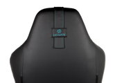 Rückansicht eines schwarzen Gaming-Stuhls mit blauen Nähten und Logo auf der Rückenlehne.