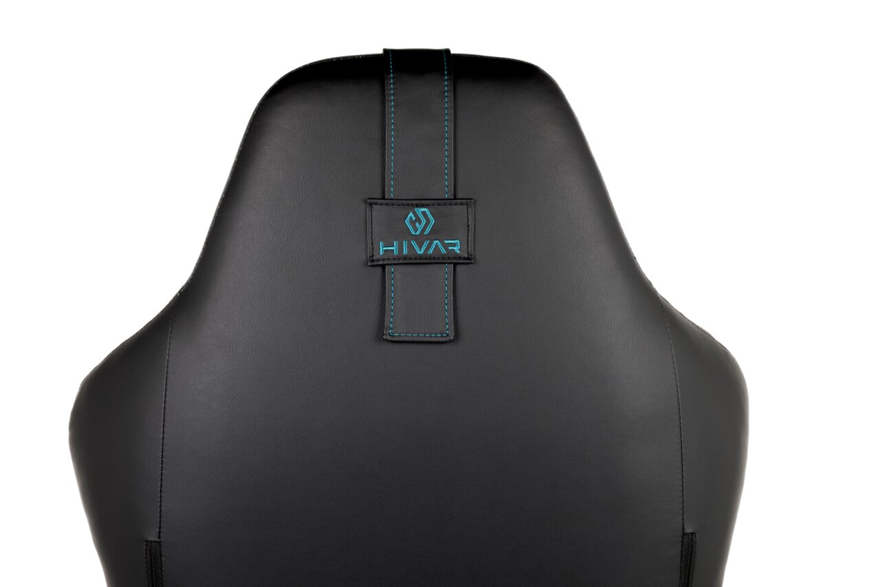Rückansicht eines schwarzen Gaming-Stuhls mit blauen Nähten und Logo auf der Rückenlehne.