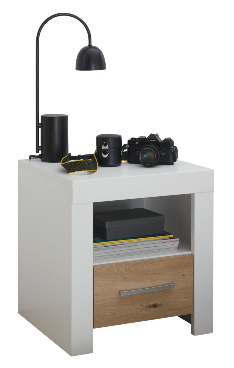 Moderne nachtkastje met een witte kast en een houten lade, met daarop een zwarte lamp en een camera. Perspectief: vooraanzicht.