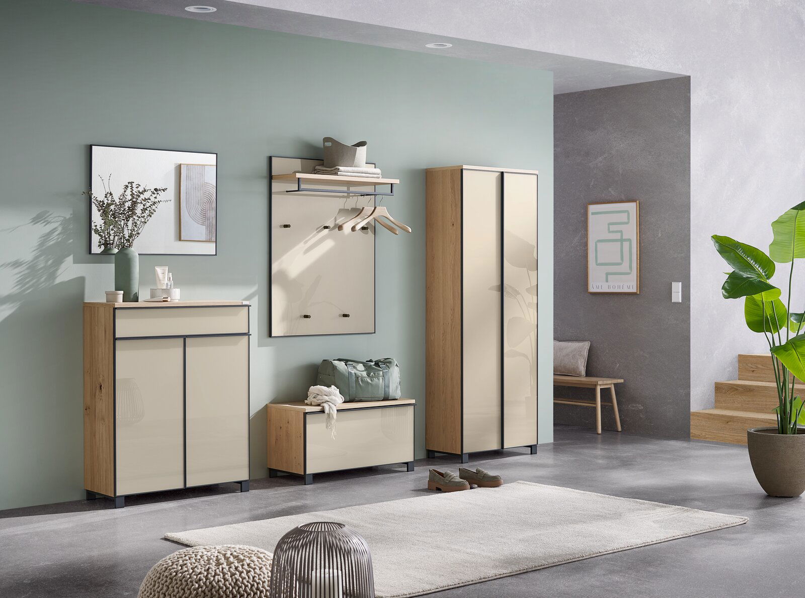 Moderner Schuhschrank in einem stilvollen Flur, frontal betrachtet, mit Holz- und Hochglanzoberflächen.