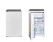 Weißer Unterbau-Kühlschrank mit Gefrierfach oben, Frontansicht; rechts mit geöffneter Tür und sichtbarem Innenraum mit Ablagen und Türfächern, perspektivisch leicht von vorn.