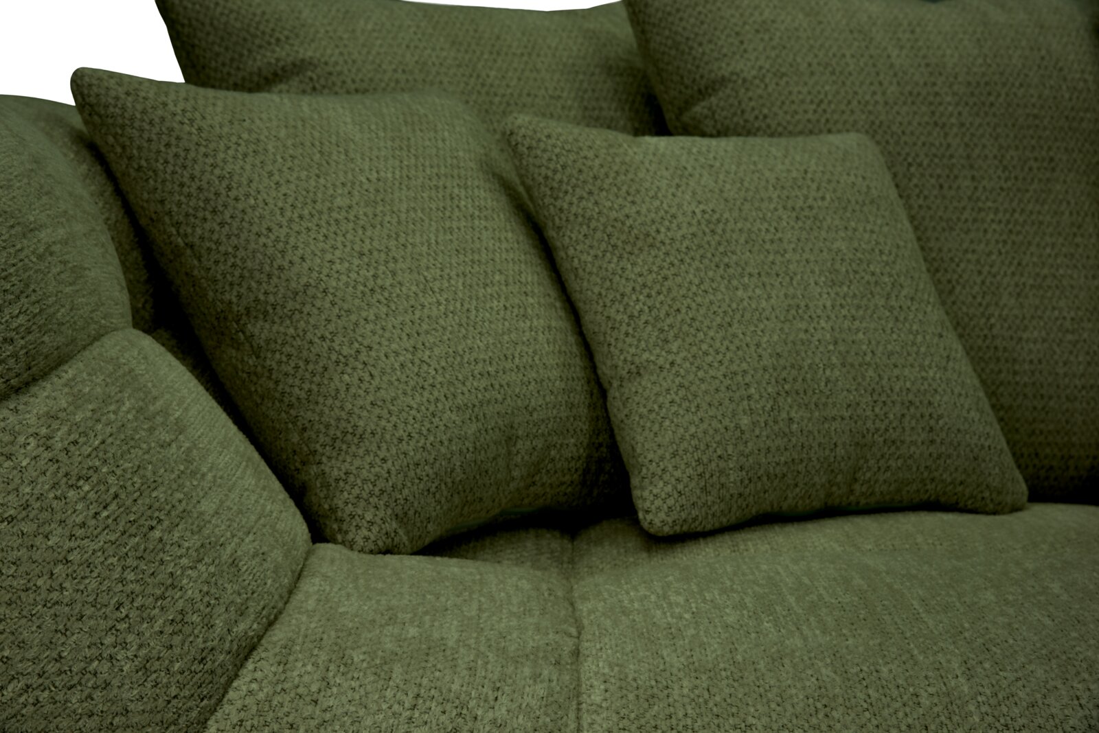 Nahaufnahme in schräger Vorderansicht: grün gepolstertes Sofa mit strukturierter Stoffoberfläche und mehreren weichen Kissen