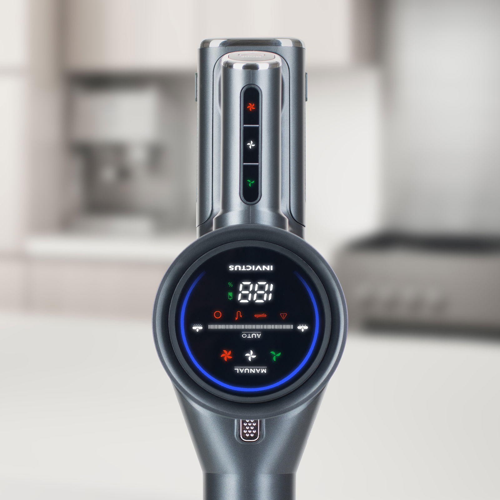 Nahaufnahme des Displays eines Invictus X8 Pro Staubsaugers mit digitaler Anzeige und Bedienelementen.