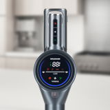 Nahaufnahme des Displays eines Invictus X8 Pro Staubsaugers mit digitaler Anzeige und Bedienelementen.