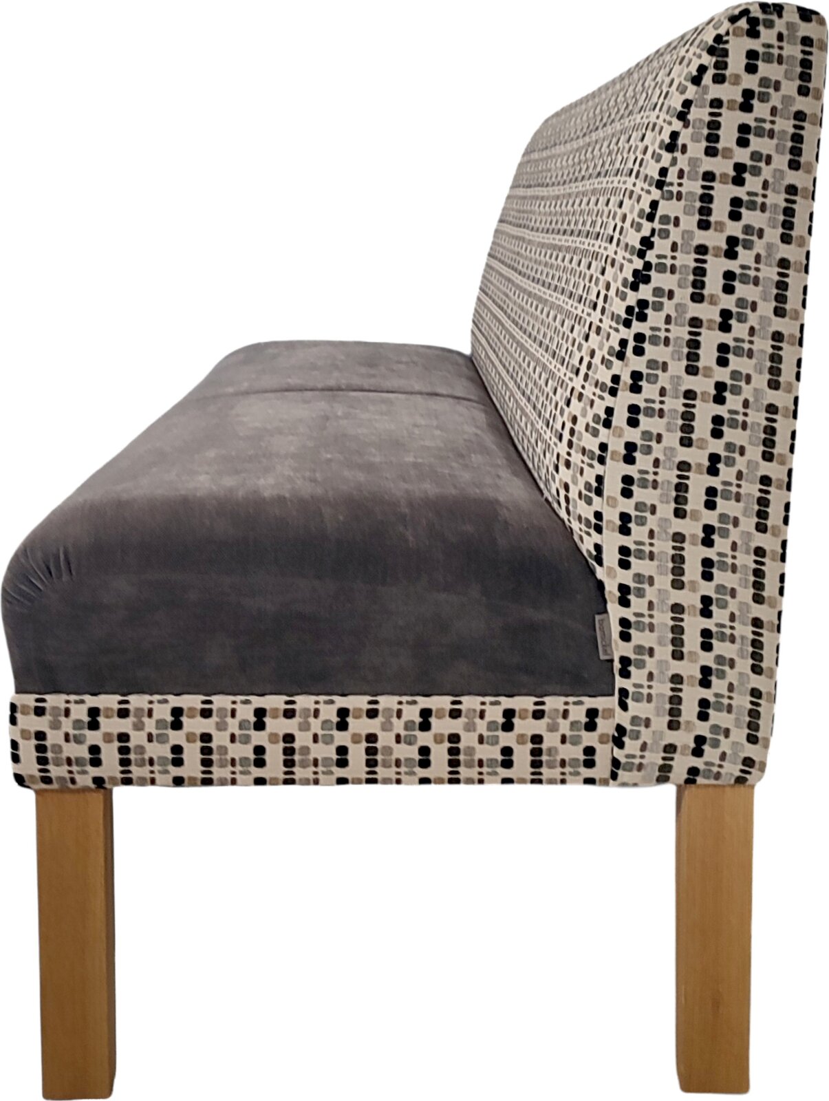 Gestoffeerde stoel met grijze zitting, rugleuning met patroon in beige/zwart en houten poten, zijaanzicht vanaf links