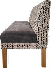 Gestoffeerde stoel met grijze zitting, rugleuning met patroon in beige/zwart en houten poten, zijaanzicht vanaf links