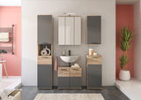 Moderne Badezimmermöbel mit Hängeschrank in Frontansicht, graue und holzfarbene Elemente, Waschbecken und dekorative Accessoires.
