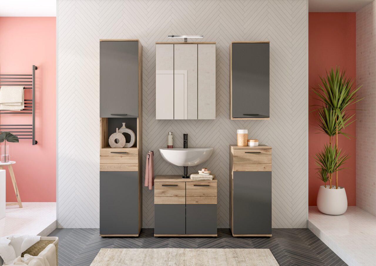 Moderne Badezimmermöbel mit Hängeschrank in Frontansicht, graue und holzfarbene Elemente, Waschbecken und dekorative Accessoires.