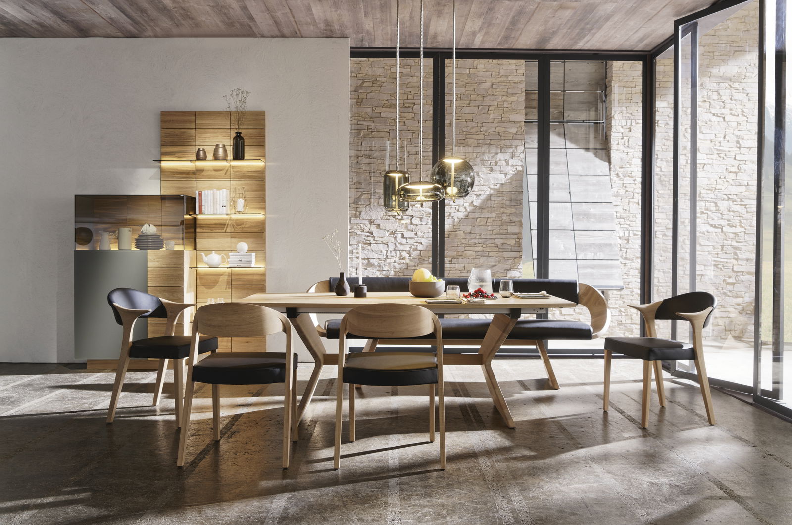 Voglauer Esstisch VMONTANARA Moderne Esszimmerkombination mit Esstisch, Stühlen und Bank in einem hellen Raum mit großen Fenstern, seitliche Perspektive.