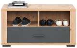 Frontale Ansicht einer Holzbank mit zwei offenen Fächern, die Schuhe enthalten, und einer Schublade darunter.