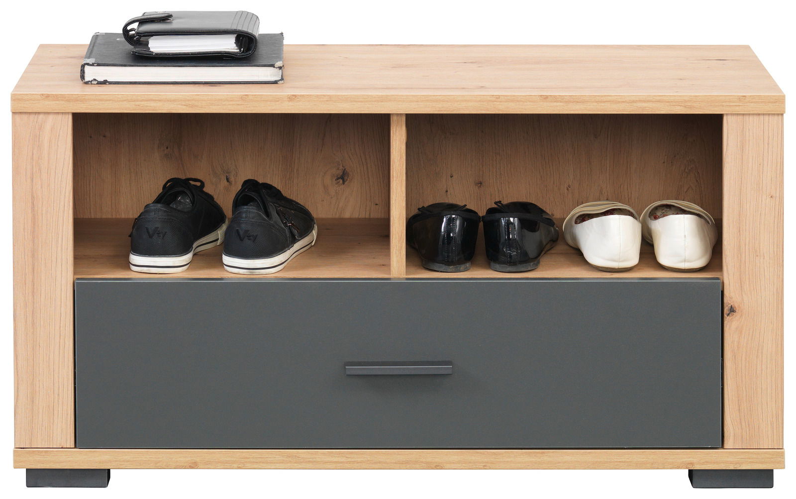 Frontale Ansicht einer Holzbank mit zwei offenen Fächern, die Schuhe enthalten, und einer Schublade darunter.