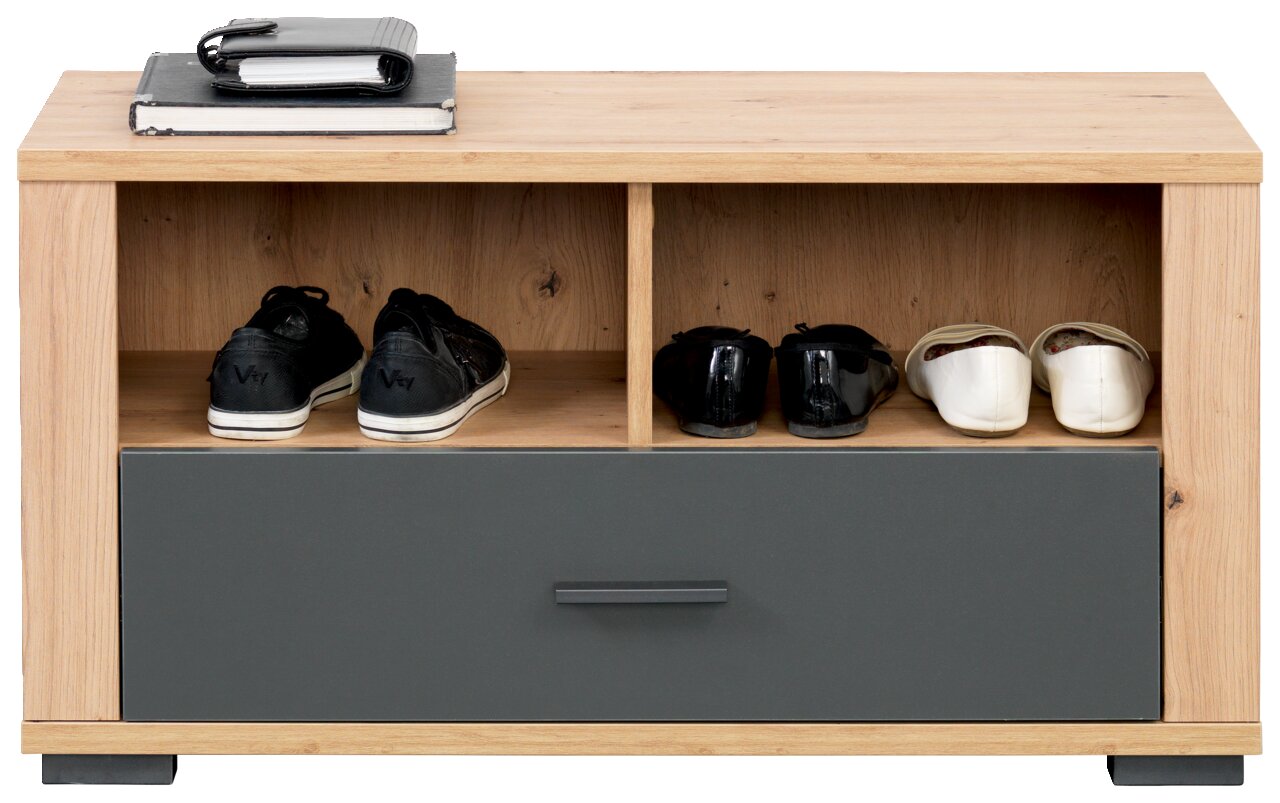 Vooraanzicht van een houten bank met twee open vakken waarin schoenen staan, en een lade eronder.