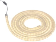 Warmweiß leuchtendes LED-Lichtseil in weißer Textilummantelung, spiralförmig aufgerollt und mit Kabelschalter, aus schräger Draufsicht