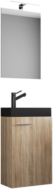 Modernes Badezimmer-Waschplatz-Set: Holzoptik-Unterschrank mit schwarzem Aufsatzwaschbecken und schwarzer Armatur, darüber rechteckiger Spiegel mit LED-Aufsatzleuchte; Ansicht schräg von vorne.