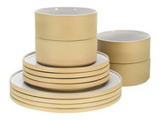 Tellerset Futuro White Sand 12, bestehend aus stapelbaren Tellern und Schalen in sandfarbener Keramik, seitliche Perspektive