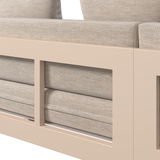 Nahaufnahme eines Lounge-Sets mit beigem Stoff und hellem Holzrahmen, seitliche Perspektive.