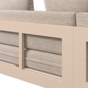 Nahaufnahme eines Lounge-Sets mit beigem Stoff und hellem Holzrahmen, seitliche Perspektive.