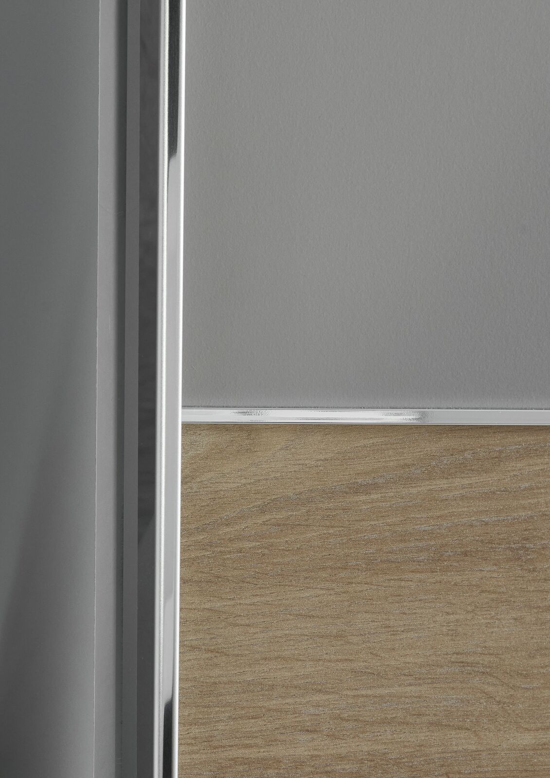 Nahaufnahme eines Schwebetürenschranks mit Holz- und Metallelementen, seitliche Perspektive