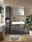 Moderne Badkombination in Anthrazit mit Spiegelschrank, Waschbecken und Stauraum, frontal fotografiert.
