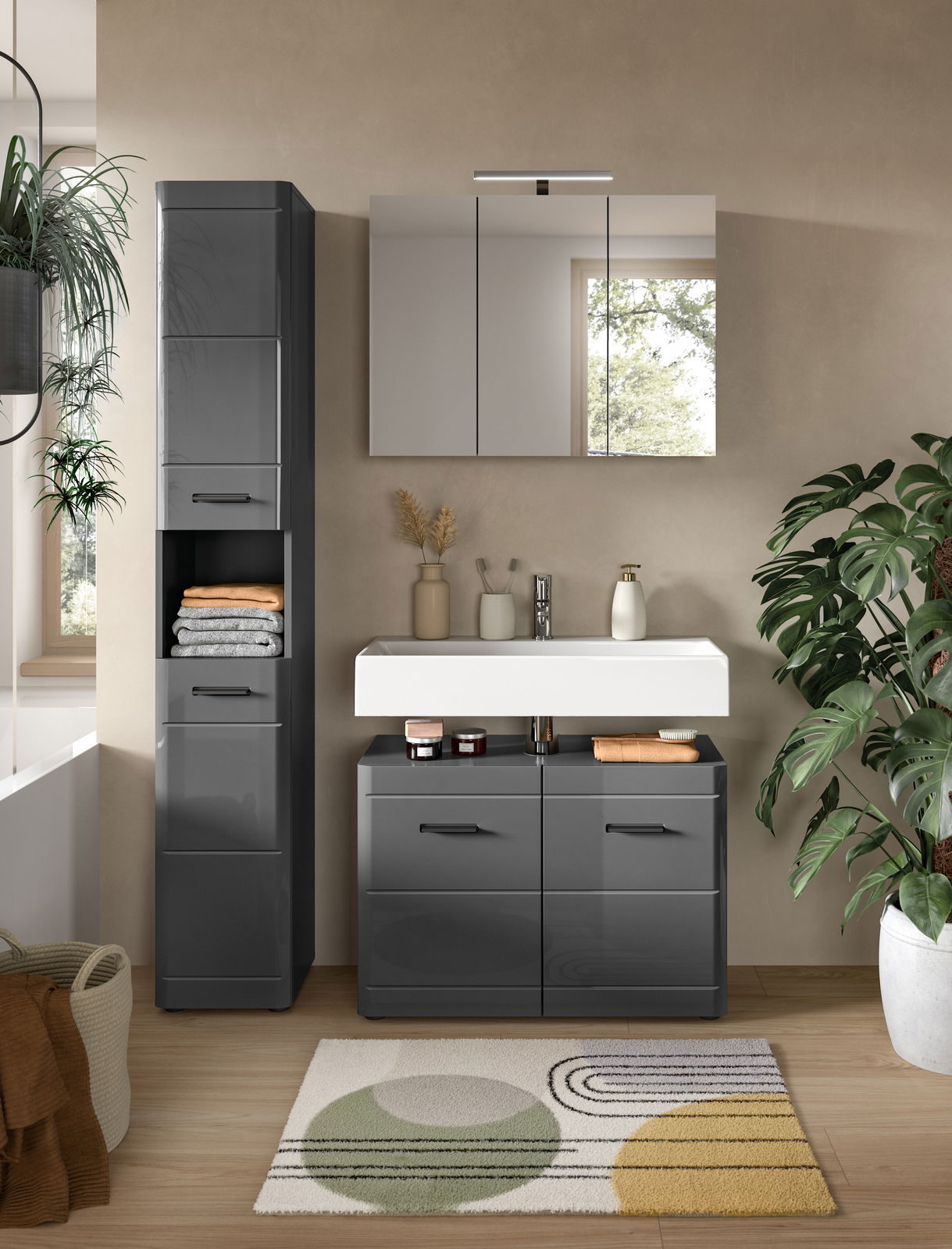 Moderne Badkombination in Anthrazit mit Spiegelschrank, Waschbecken und Stauraum, frontal fotografiert.