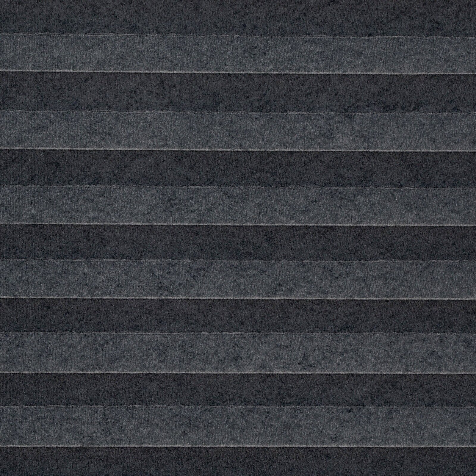 Nahaufnahme eines gefädelten Plissees in dunklem Grau, horizontal gefaltet.