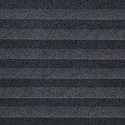 Nahaufnahme eines gefädelten Plissees in dunklem Grau, horizontal gefaltet.