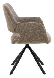 Seitenansicht eines modernen Armlehnstuhls mit beigem Stoffbezug und schwarzen Metallbeinen.