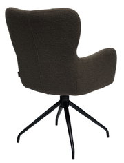 Achterkant van een bruine fauteuil met een zwart metalen frame en vier poten.
