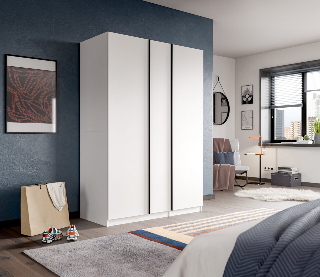 Weißer, moderner dreitüriger Kleiderschrank mit glatten Fronten in einem Schlafzimmer, gezeigt in schräger Frontansicht.
