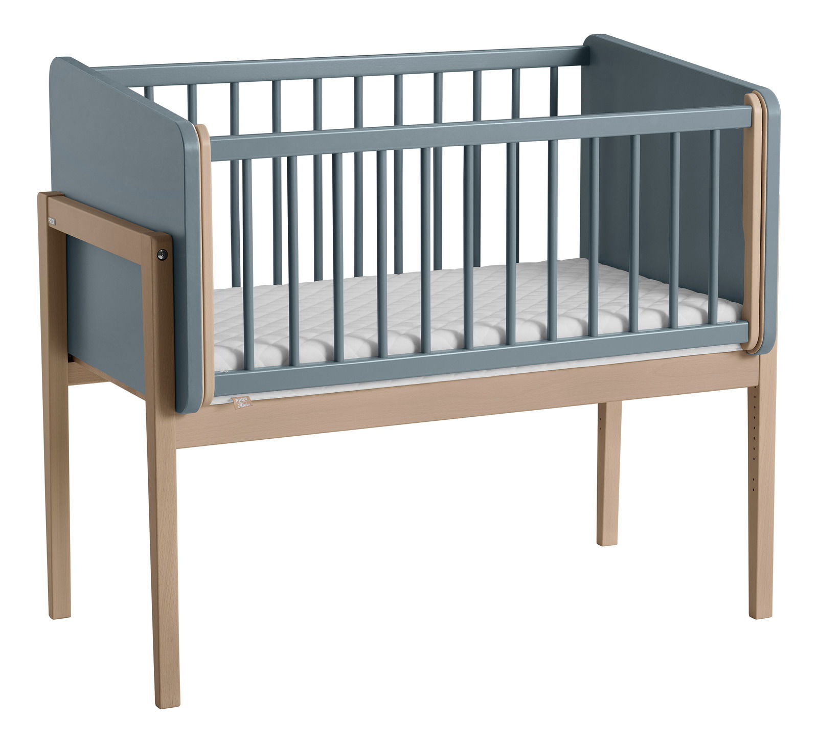 Anstellbett aus Holz mit blauen Seitenteilen und Gitterstäben, seitliche Perspektive