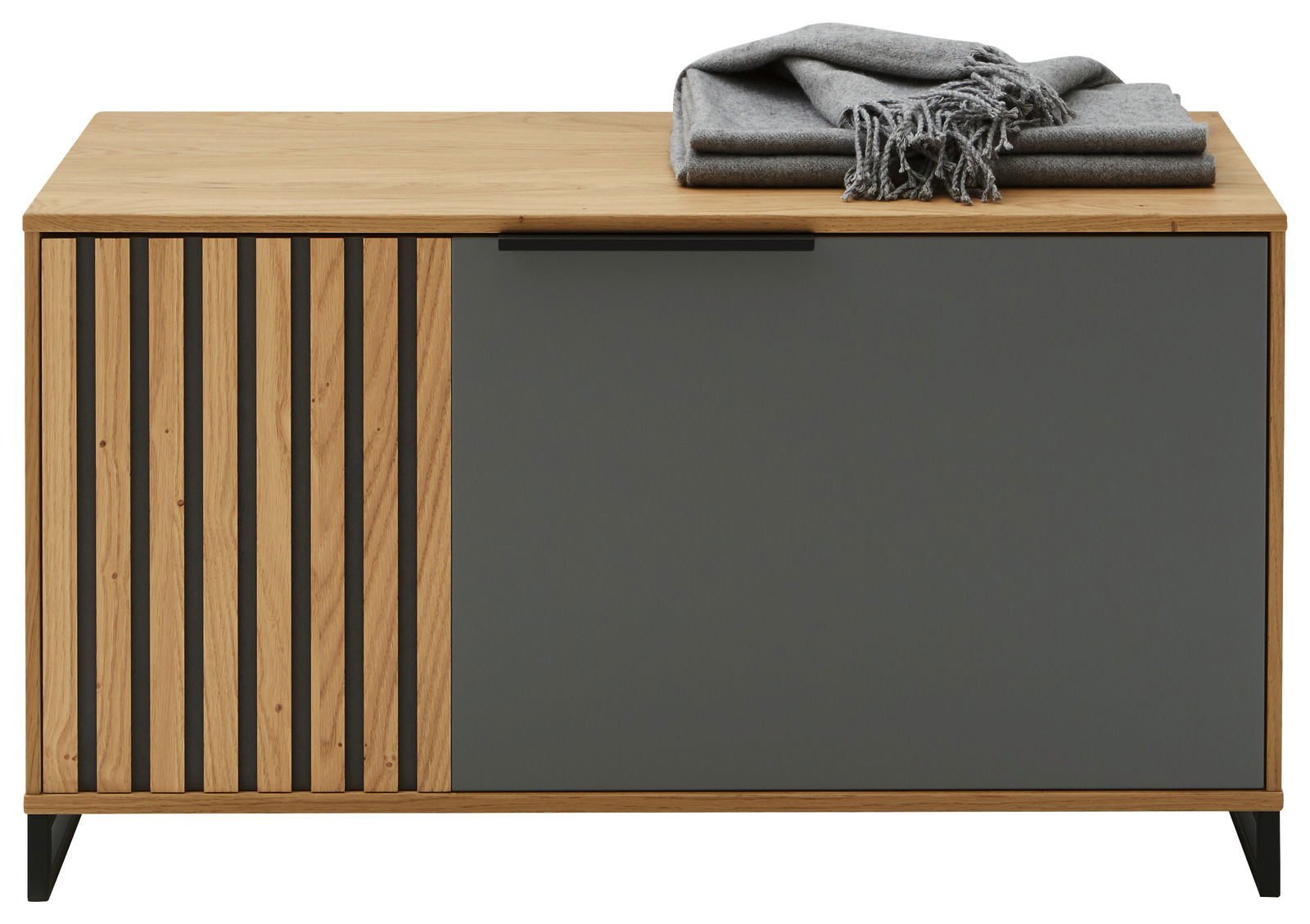 Garderobenbank aus Holz mit grauer Front und seitlichen Holzlamellen, von vorne betrachtet, mit gefalteter Decke obenauf.