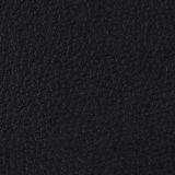 Nahaufnahme der schwarzen Lederstruktur eines Armlehnstuhls